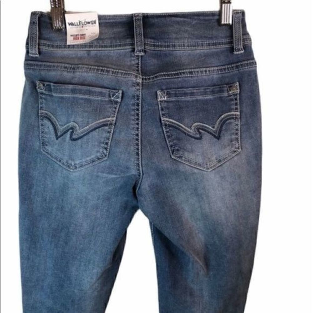 Wallflower Flirty Curvy Destroyed Bermuda Jean Shorts 0/24 NWT - Picture 3 of 8